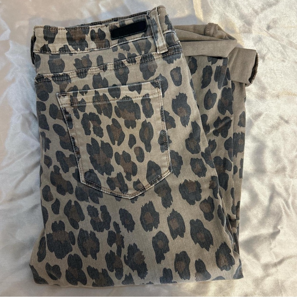 Blank NYC "The Reade Crop" Tan Leopard Print capris